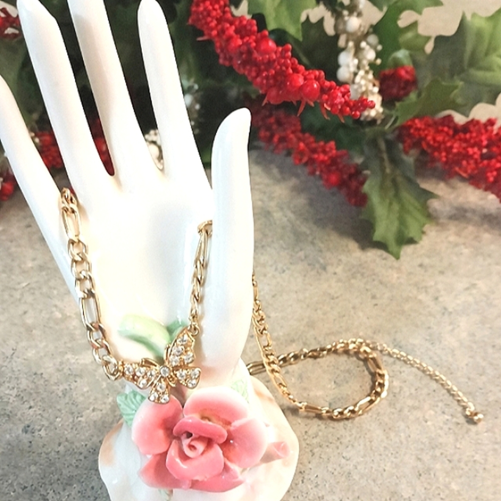 🦋NWOT Elegant Gold Butterfly Rhinestone Figaro Necklace🦋